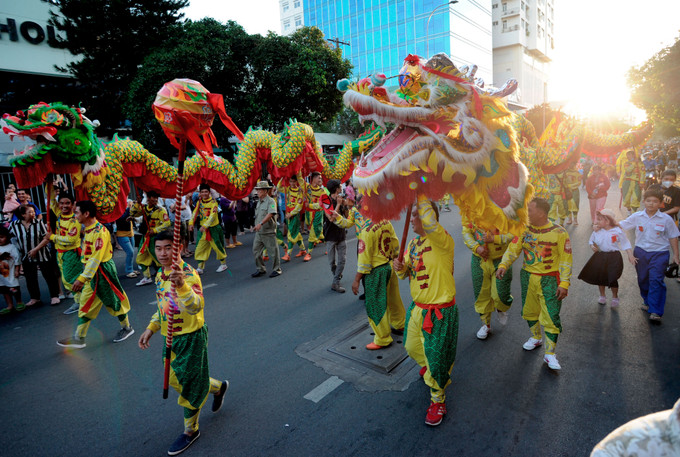 Diễu hành lân sư rồng truyền thống của người Hoa trên các tuyến đường ở quận 5, thành phố Hồ Chí Minh dịp Tết Nguyên Tiêu. Ảnh: An Hiếu Rộn ràng Tết Nguyên Tiêu của người Hoa thành phố Hồ Chí Minh ảnh 5