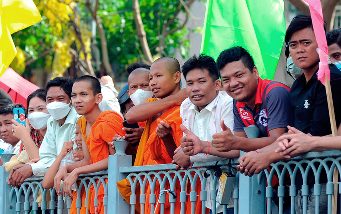 Đồng bào Khmer thích thú xem đua ghe Ngo tại Lễ hội đua ghe Ngo tại Tp. Hồ Chí Minh. Ảnh: An Hiếu Hội ghe Ngo giữa lòng Thành phố Hồ Chí Minh ảnh 6