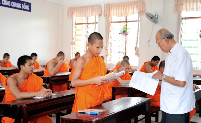 Giờ ôn tập tiếng Khmer của thầy và trò Trường BTVH Pali Trung cấp Nam Bộ. Ảnh: An Hiếu. Ngôi trường của các tăng sinh Khmer ảnh 6