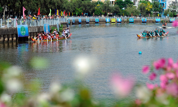 Các đội ghe tranh tài trên kênh Nhiêu Lộc, đoạn từ cầu Công Lý đến cầu Lê Văn Sỹ (Quận 3). Ảnh An Hiếu Hội ghe Ngo giữa lòng Thành phố Hồ Chí Minh ảnh 3