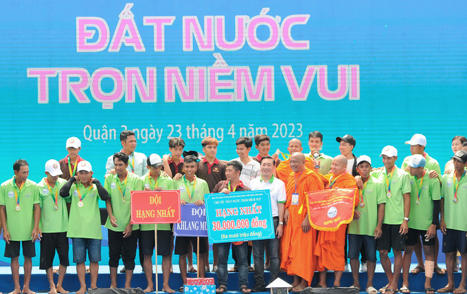 Ban tổ chức trao giải nhất cho đội Kha Lang Mương đến từ huyện Châu Thành, tỉnh Kiên Giang. Ảnh: An Hiếu Hội ghe Ngo giữa lòng Thành phố Hồ Chí Minh ảnh 14