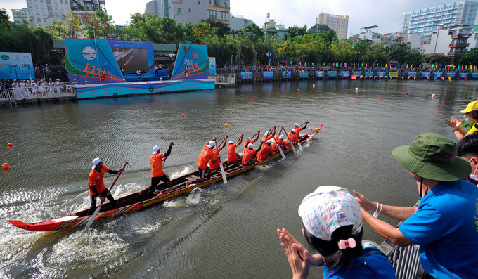 Quang cảnh Lễ hội đua ghe Ngo lần thứ nhất được diễn ra tại Tp. Hồ Chí Minh. Ảnh: An Hiếu Hội ghe Ngo giữa lòng Thành phố Hồ Chí Minh ảnh 7