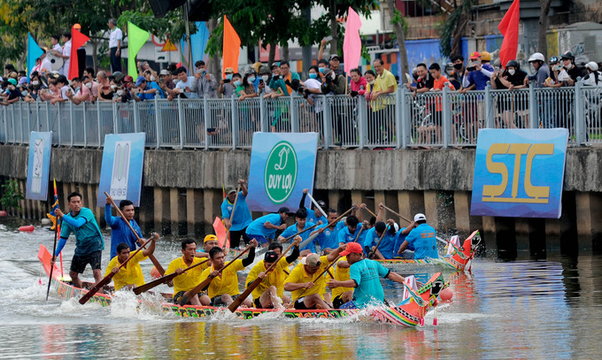 Các đội tham gia thi đấu tại Lễ hội đua ghe Ngo. Ảnh: An Hiếu Hội ghe Ngo giữa lòng Thành phố Hồ Chí Minh ảnh 4