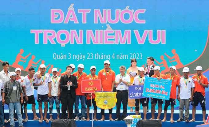 Trao phần thưởng cho đội ghe đạt giải ba. Ảnh: An Hiếu Hội ghe Ngo giữa lòng Thành phố Hồ Chí Minh ảnh 12