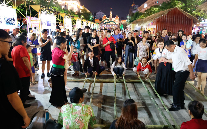 Trò chơi dân giang nhảy sạp của đồng bào dân tộc Tây Bắc tại Tuần lễ Văn hóa – Du lịch Điện Biên và các tỉnh Tây Bắc. Ảnh: An Hiếu Rực rỡ sắc màu Điện Biên - Tây Bắc tại Thành phố Hồ Chí Minh ảnh 10