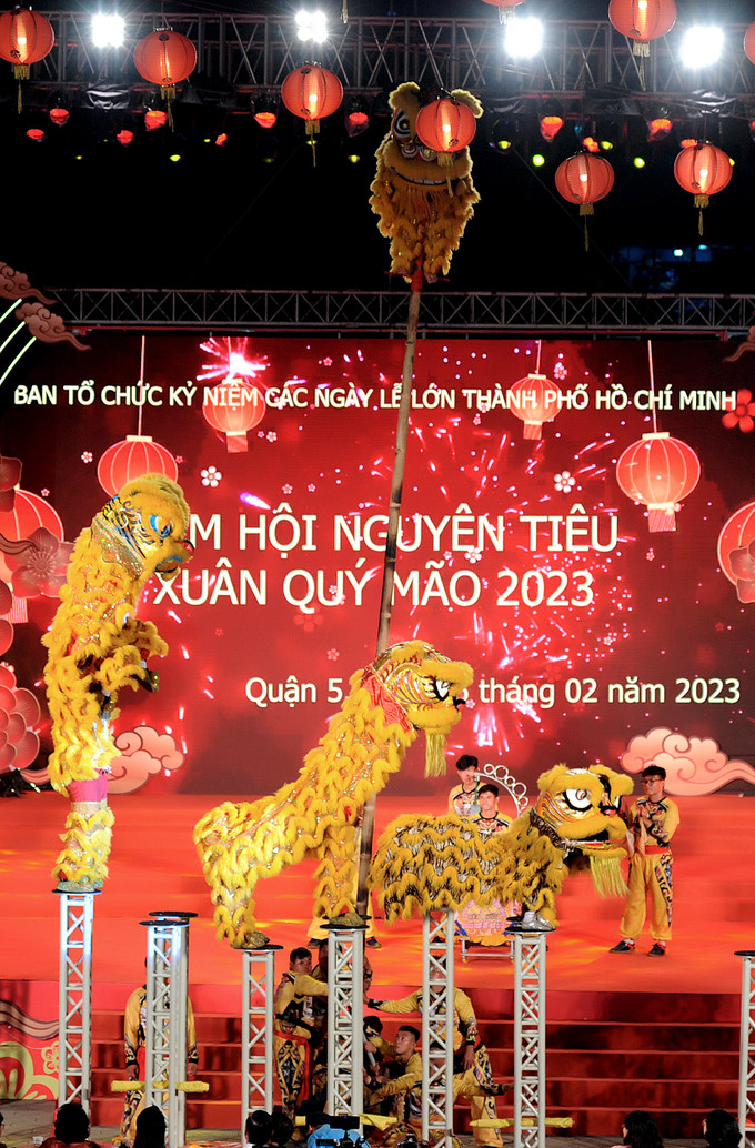 Trình diễn múa lân trên mai hoa thung - một bộ môn nghệ thuật được tập luyện rất công phu của cộng đồng người Hoa. Ảnh: An Hiếu Rộn ràng Tết Nguyên Tiêu của người Hoa thành phố Hồ Chí Minh ảnh 12