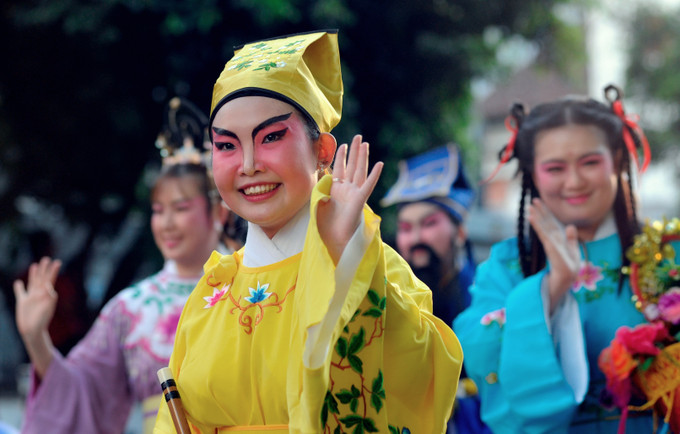Các diễn viên quần chúng người Hoa hóa thân thành các nhân vật trong truyền thuyết. Ảnh: An Hiếu Rộn ràng Tết Nguyên Tiêu của người Hoa thành phố Hồ Chí Minh ảnh 3