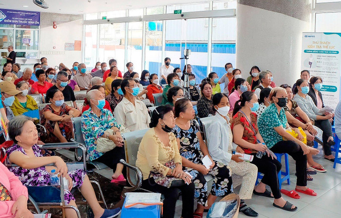Sự kiện thu hút đông đảo người dân cao niên tham gia. Ảnh: Đinh Hằng - TTXVN Nâng cao kiến thức vì một cộng đồng đái tháo đường khỏe mạnh ảnh 2