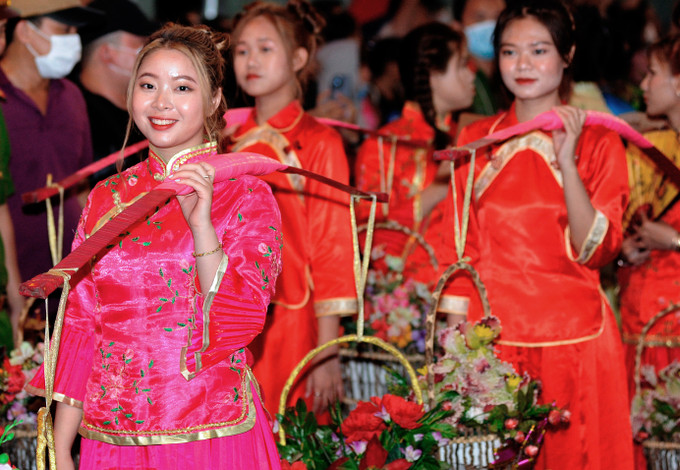 Thiếu nữ người Hoa rạng rỡ trong trang phục truyền thống. Ảnh: An Hiếu Rộn ràng Tết Nguyên Tiêu của người Hoa thành phố Hồ Chí Minh ảnh 7