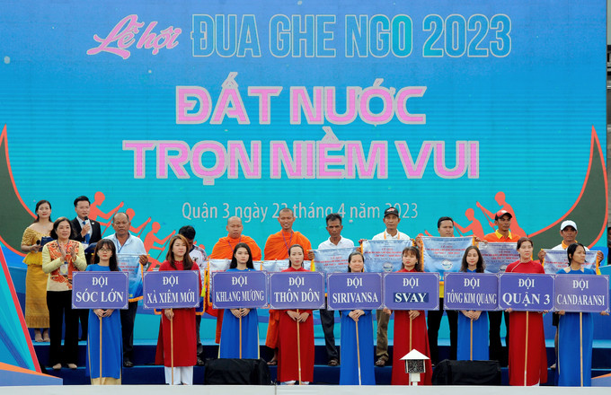 Các đội ghe tham gia Lễ hội đua ghe Ngo lần thứ nhất tại Tp. Hồ Chí Minh. Ảnh: An Hiếu Hội ghe Ngo giữa lòng Thành phố Hồ Chí Minh ảnh 2