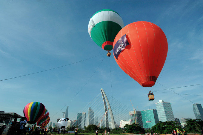 Trải nghiệm ngắm Thành phố Hồ Chí Minh từ trên cao hứa hẹn sẽ trở thành sản phẩm du lịch độc đáo thu hút nhiều khách du lịch trong nước và quốc tế. Ảnh An Hiếu Ngày hội Kinh khí cầu kỳ vọng tạo bầu không khí vui tươi và tạo tiền đề phát triển nhiều sản phẩm du lịch mới, lạ, độc đáo và các hoạt động phong phú, đặc sắc nhằm thu hút người dân Thành phố và khách du lịch, qua đó nhấn mạnh Thành phố Hồ Chí Minh luôn là điểm đến “An toàn - hấp dẫn - thân thiện” với du khách trong và ngoài nước. Ảnh An Hiếu Thành phố Hồ Chí Minh rực rỡ sắc màu trong ngày hội Khinh khí cầu ảnh 11