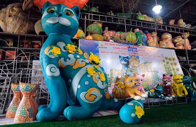 Gấp rút thi công Đường hoa Nguyễn Huệ, “thương hiệu Tết” của Tp. Hồ Chí Minh ảnh 2