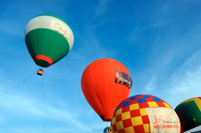 Thành phố Hồ Chí Minh rực rỡ sắc màu trong ngày hội Khinh khí cầu ảnh 1