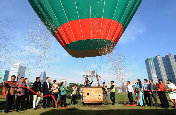 Thành phố Hồ Chí Minh rực rỡ sắc màu trong ngày hội Khinh khí cầu ảnh 5