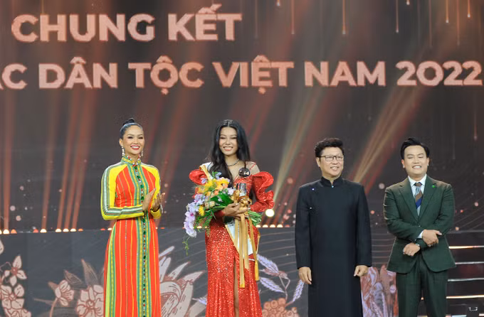 Người đẹp Nông Thúy Hằng đăng quang Hoa hậu các Dân tộc Việt Nam 2022 ảnh 14