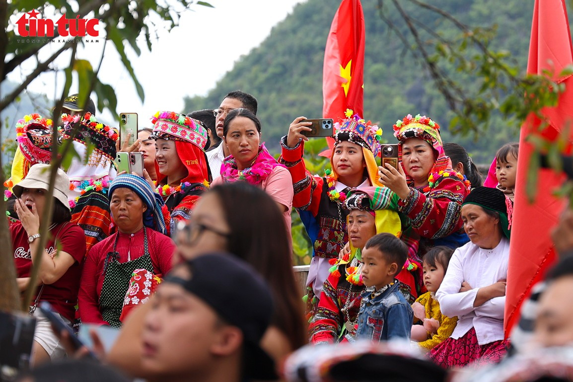 Du khách trong và ngoài nước đến khám phá, tìm hiểu và trải nghiệm những nét văn hóa đặc sắc của đồng bào Lô Lô trên Cao nguyên đá. ttdt0420.jpg