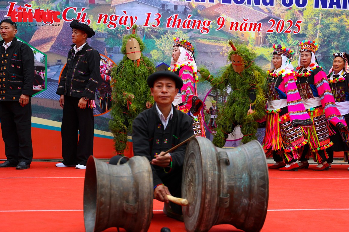 Cặp trống đồng – bảo vật linh thiêng của cộng đồng người Lô Lô là vật không thể thiếu trong nghi lễ, gồm 1 chiếc trống đực và 1 chiếc trống cái. ttdt0508.jpg