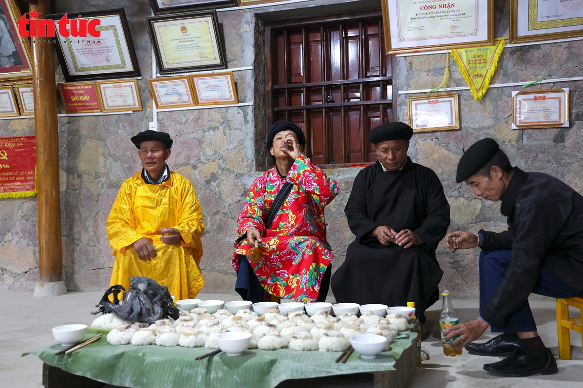 Lễ cúng tổ tiên của người Lô Lô có ba nghi lễ chính là lễ hiến tế, lễ tưởng nhớ và lễ tiễn đưa. ttdt0554.jpg