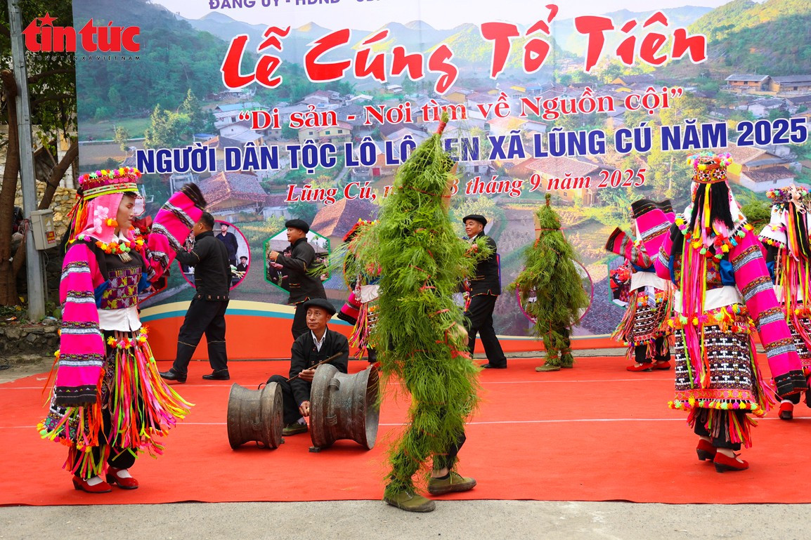 “Ma cỏ” nhảy múa theo nhịp trống. ttdt0475.jpg