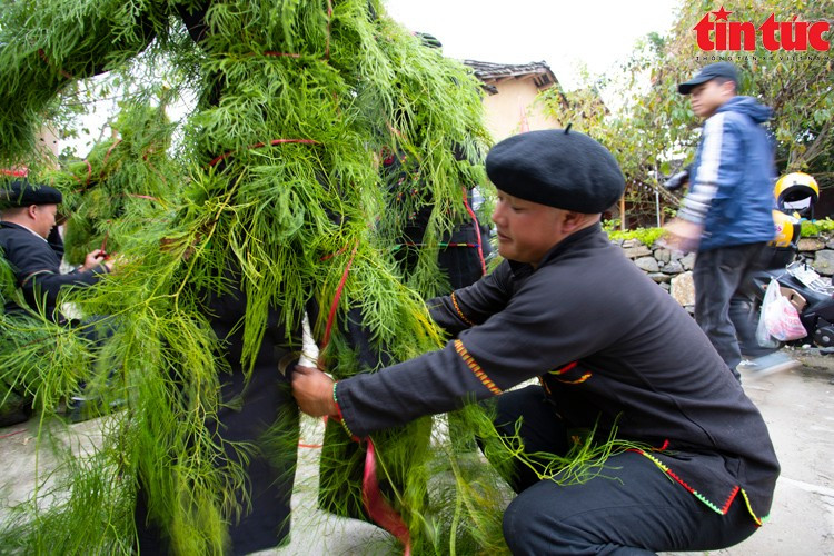 “Ma cỏ” là nét độc đáo nhất trong nghi lễ cúng tổ tiên của người Lô Lô. pt-7488.jpg