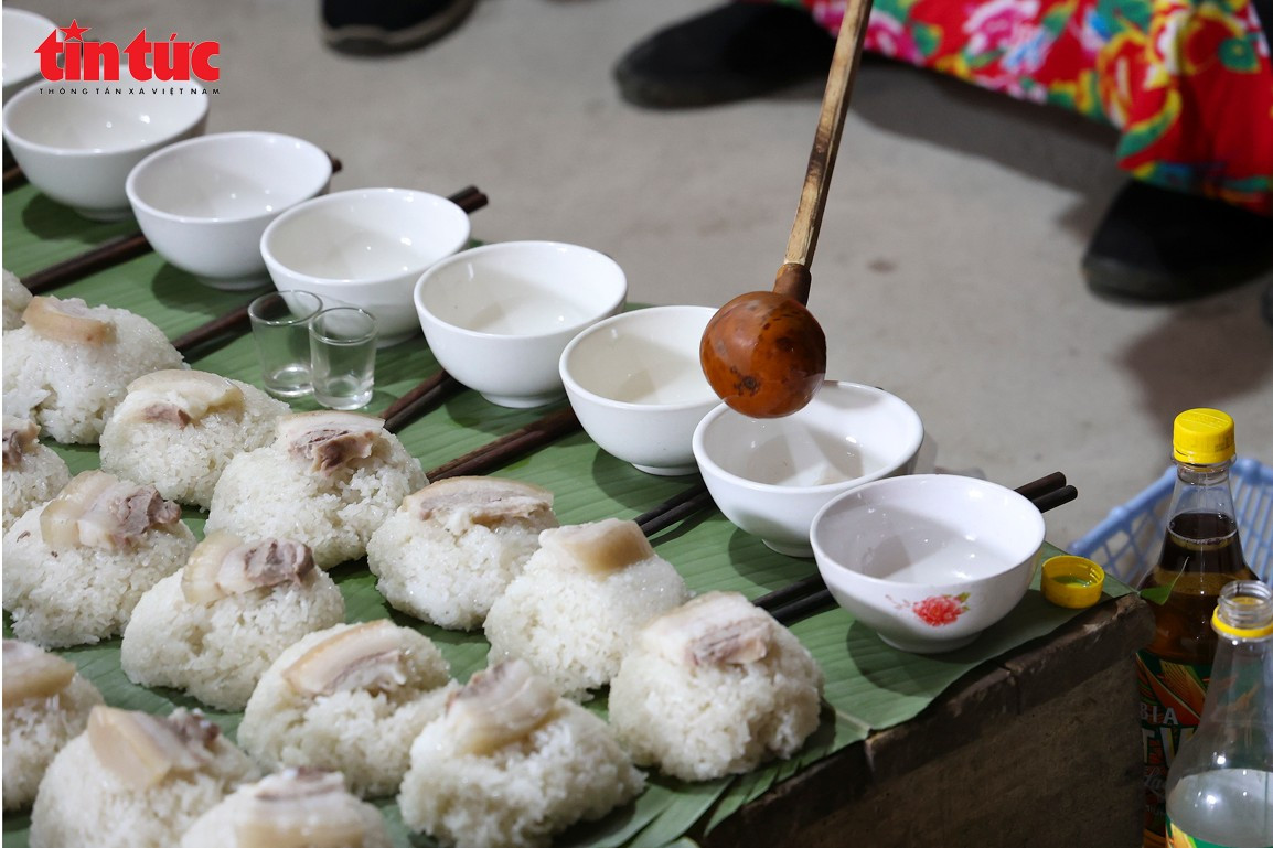 Lễ vật cúng bắt buộc phải có các lễ vật lợn, gà, xôi, rượu, hoa quả. ttdt0571.jpg