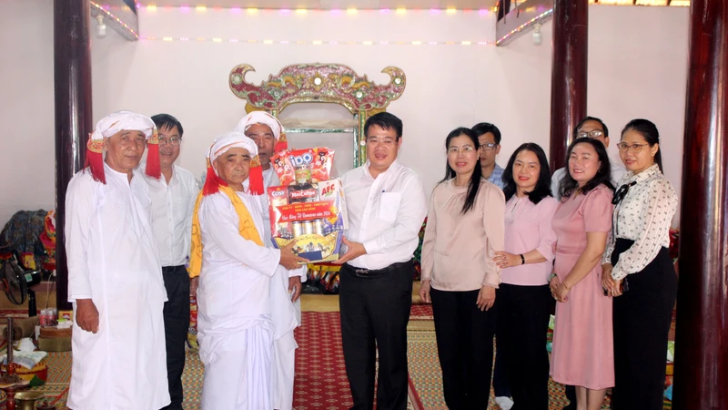 Thăm, chúc Tết Ramưwan đồng bào Chăm năm 2026