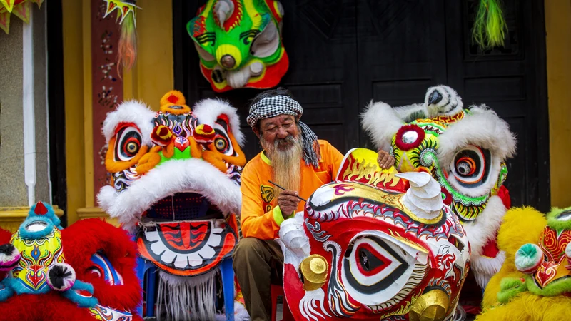 Lưu giữ nghề truyền thống làm lân sư rồng