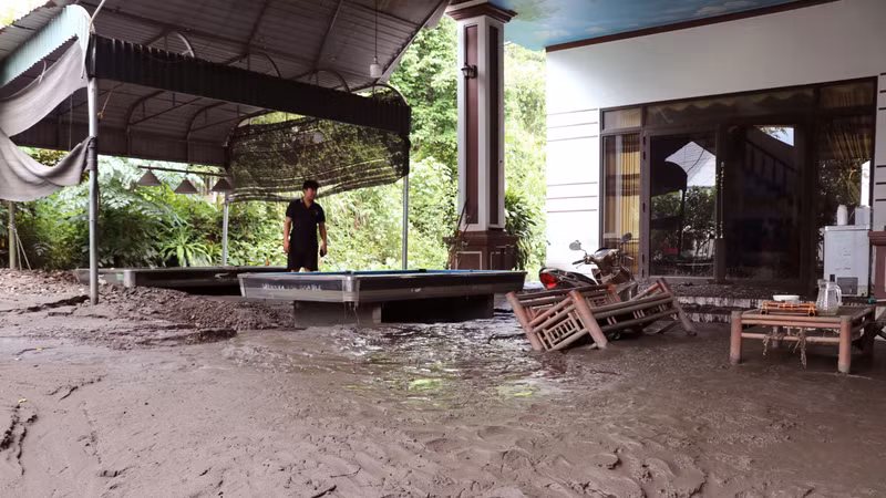 Mưa lớn khiến đất đá bồi lấp nhiều nhà dân ở Tuyên Quang
