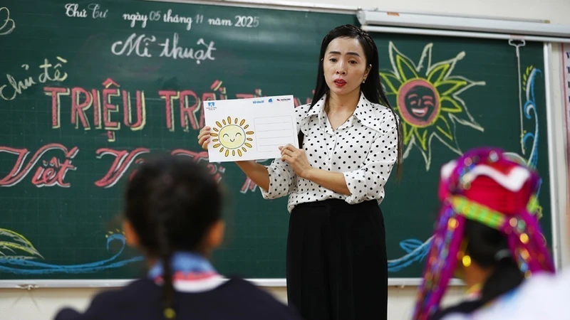 Đinh Lệ Thu, cô giáo trẻ mang ánh sáng tri thức tới vùng đất khó