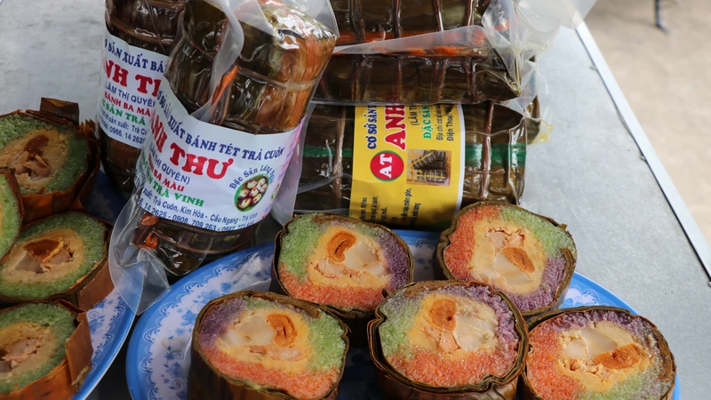Bánh tét Trà Cuôn - đặc sản 'vượt lũy tre làng'