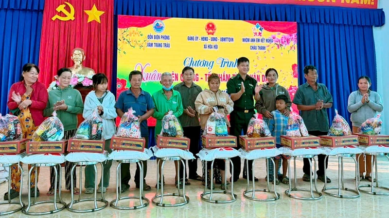 Xuân biên cương - Tết thắm tình quân dân tại xã biên giới