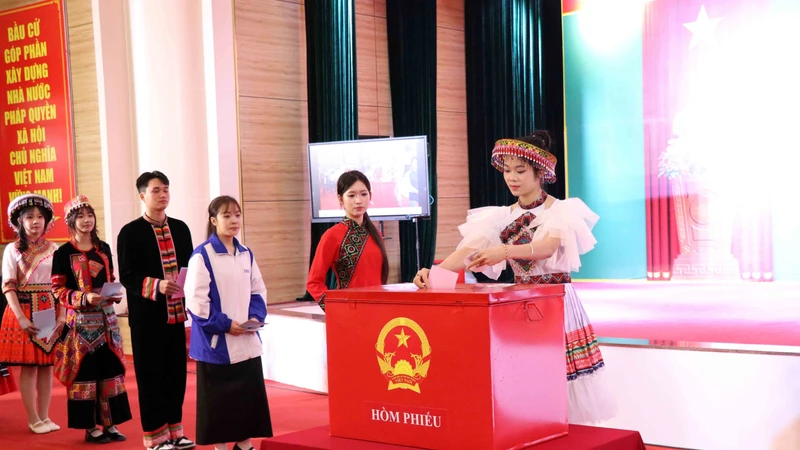 Các địa phương vùng cao hoàn tất công tác bầu cử, nhiều cử tri trên 100 tuổi tham gia