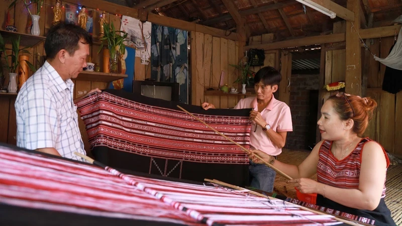 Trải nghiệm dệt thổ cẩm ở làng nghề Xí Thoại, tỉnh Đắk Lắk