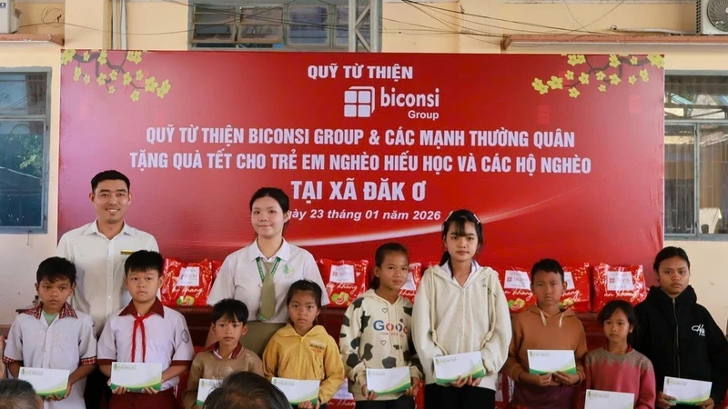 Quà Tết đến sớm với học sinh và hộ dân nghèo biên giới