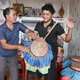 Nghệ nhân Thạch Tung truyền dạy cách đánh trống Chhay Dăm cho em Thạch Sen, con út trong gia đình