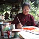 Người phụ nữ Khmer giữ nét vẽ tranh trên kiếng ở xã Thuận Hòa