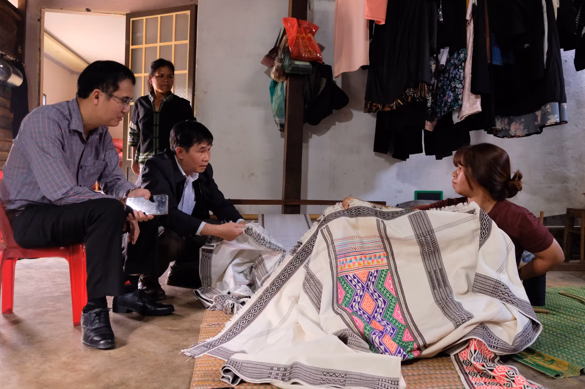 Khách tham quan tìm hiểu về “ui boh” (tấm vải) - sản phẩm đặc trưng nghề dệt thổ cẩm của người Mạ, được khách hàng ưa chuộng trong các dịp cuối năm, cận Tết.