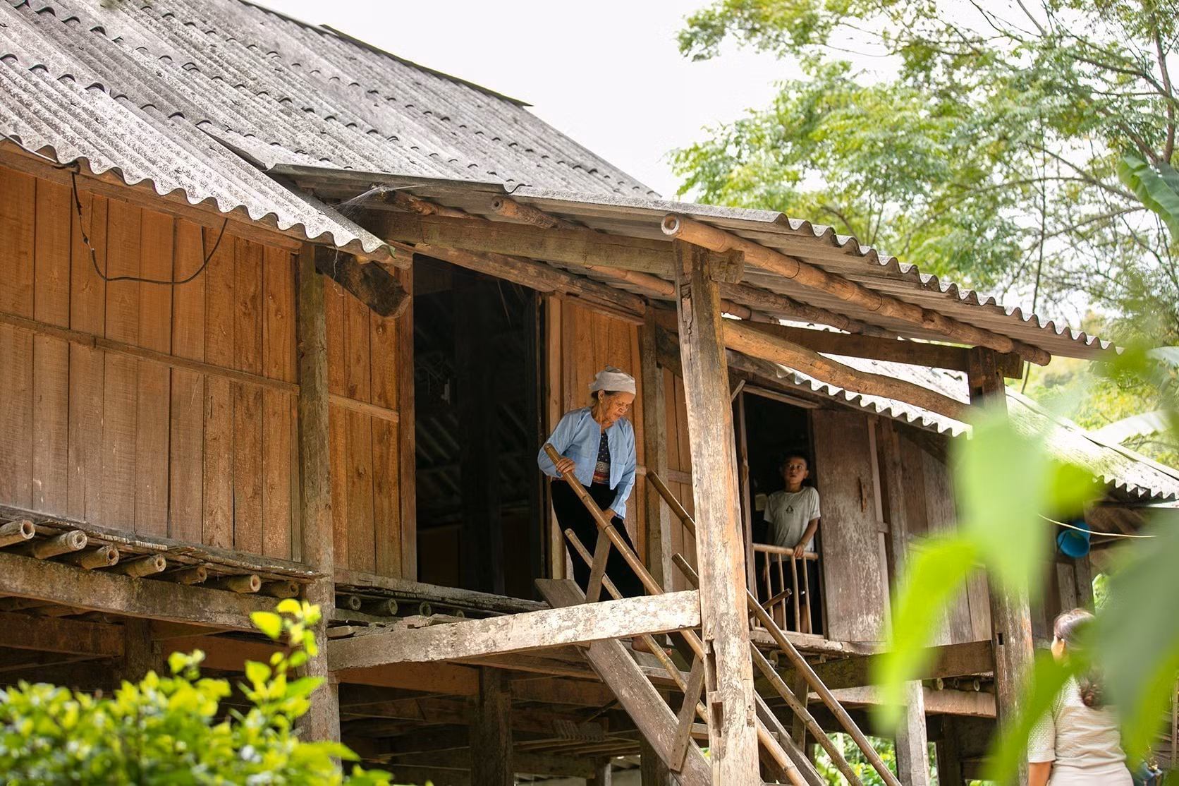 Người dân xóm Lũy Ải sinh sống trong những căn nhà sàn truyền thống, những phong tục, tập quán, sinh hoạt hằng ngày vẫn được gìn giữ qua nhiều thế hệ.