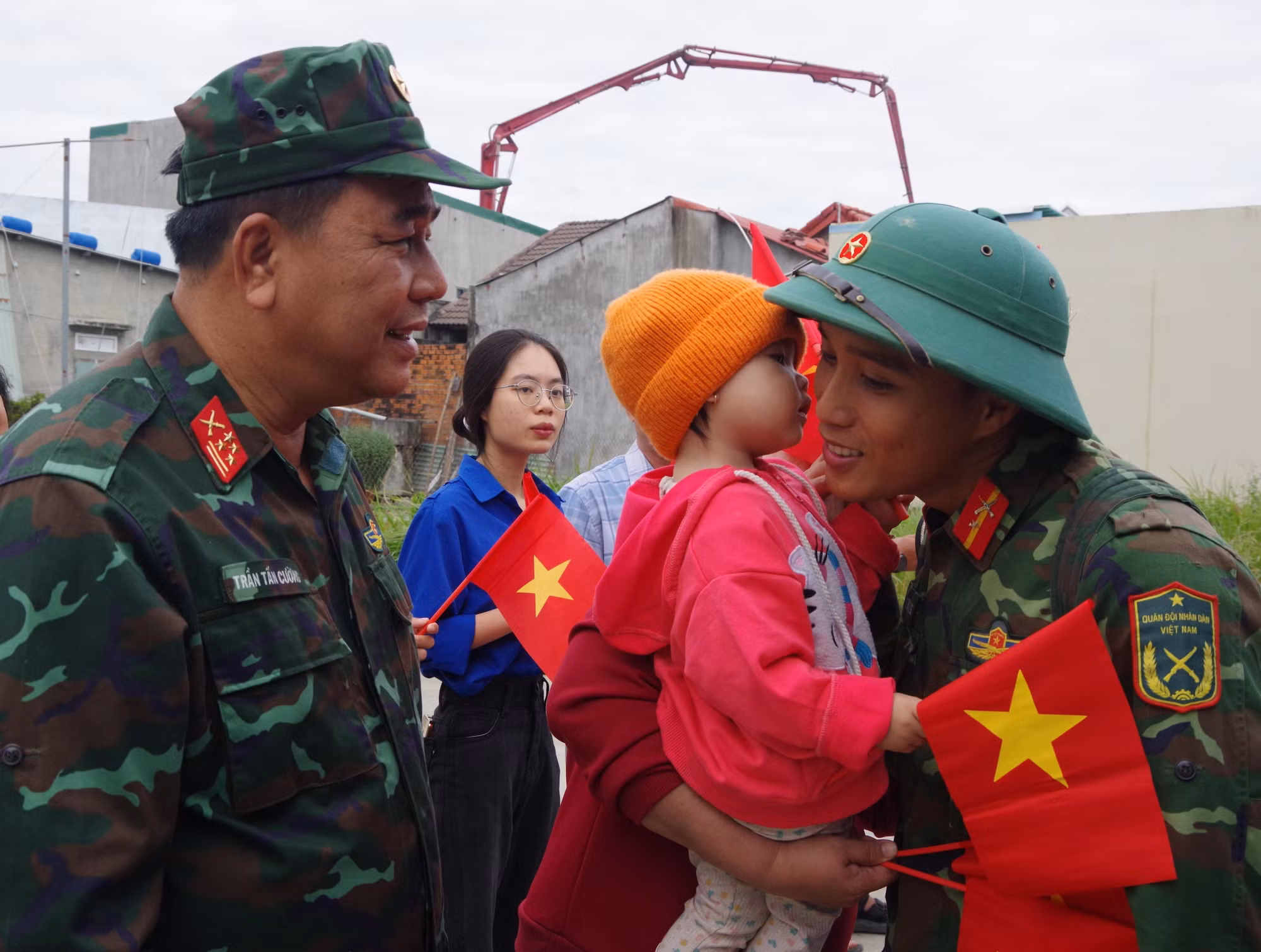 Những cái ôm đầy ấm áp trước giờ phút chia tay của bộ đội với các em bé ở xã Suối Dầu, tỉnh Khánh Hòa.