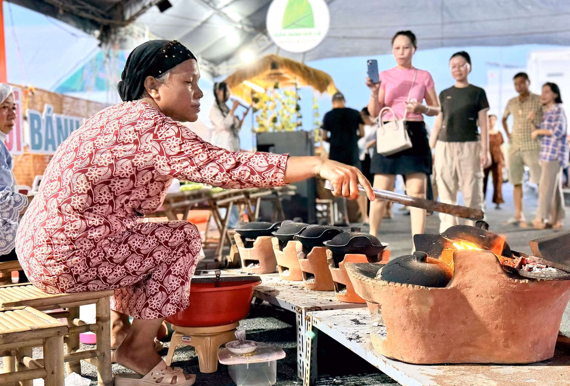 Nghệ nhân Rofiah làm bánh bò nướng Ha Cô.
