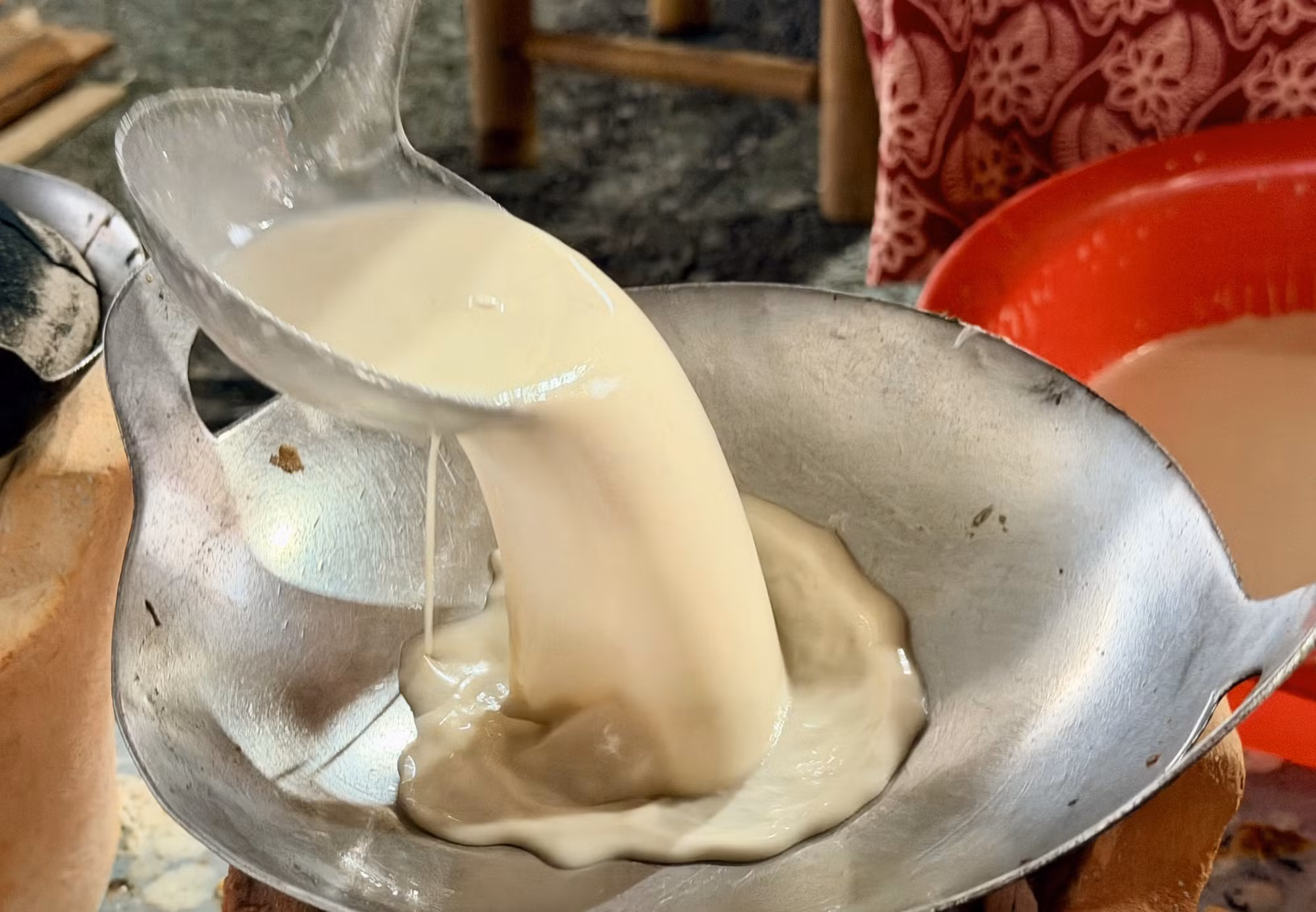 Bột bánh làm từ bột gạo, nước cốt dừa, đường và thốt nốt tạo nên hương vị đặc trưng của bánh.