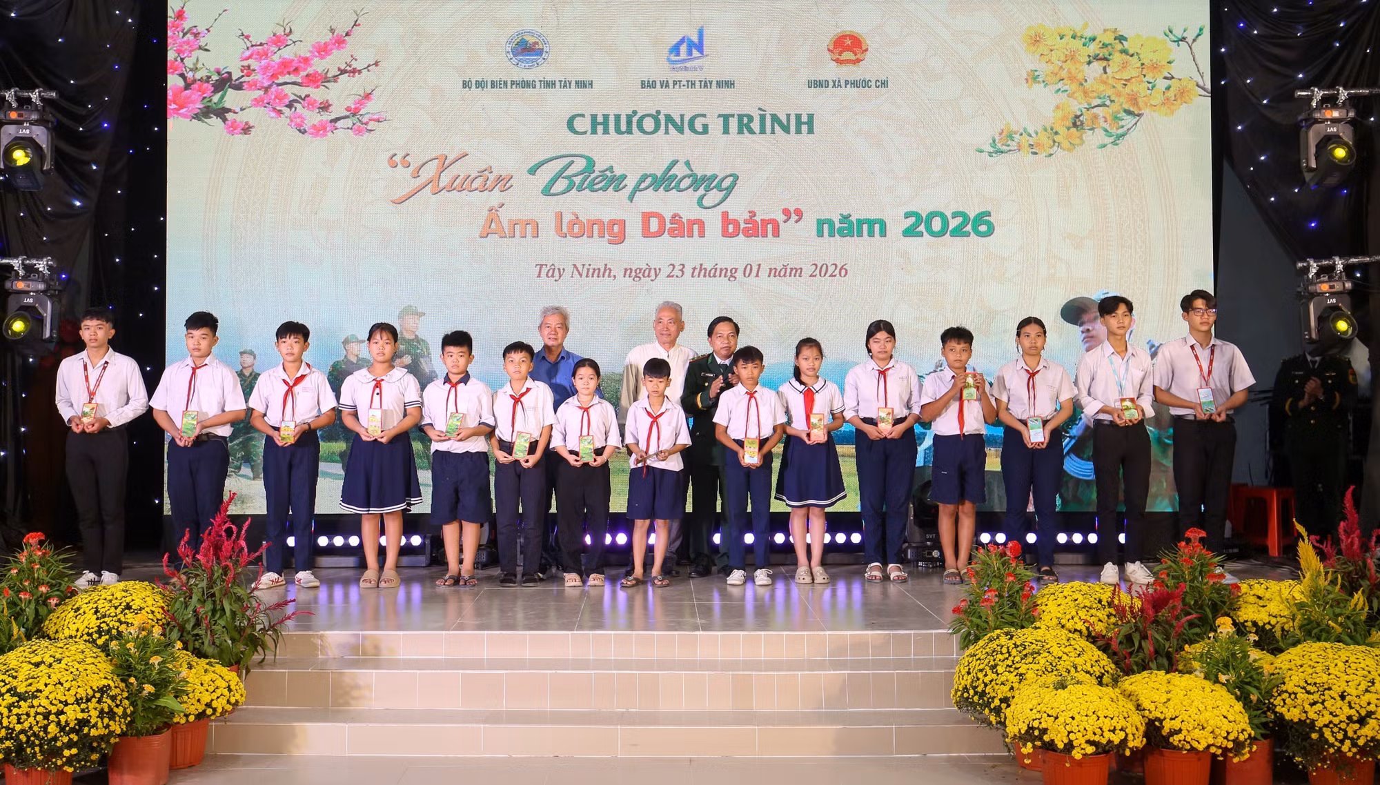 Đại diện lãnh đạo Ban Chỉ huy Bộ đội Biên phòng tỉnh Tây Ninh và các đơn vị tặng học bổng cho học sinh nghèo vượt khó.