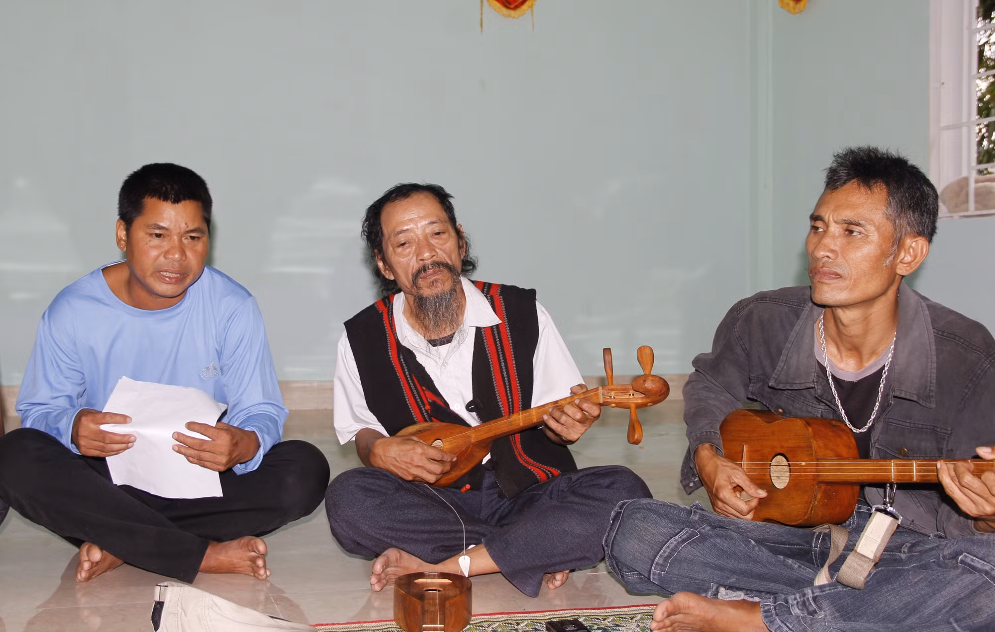 Nghệ nhân ưu tú Kray Sức, thôn A Liêng, xã Tà Rụt (ở giữa) đang truyền dạy các làn điệu dân ca Pa Cô cho các học viên trẻ. Ảnh: TTXVN phát