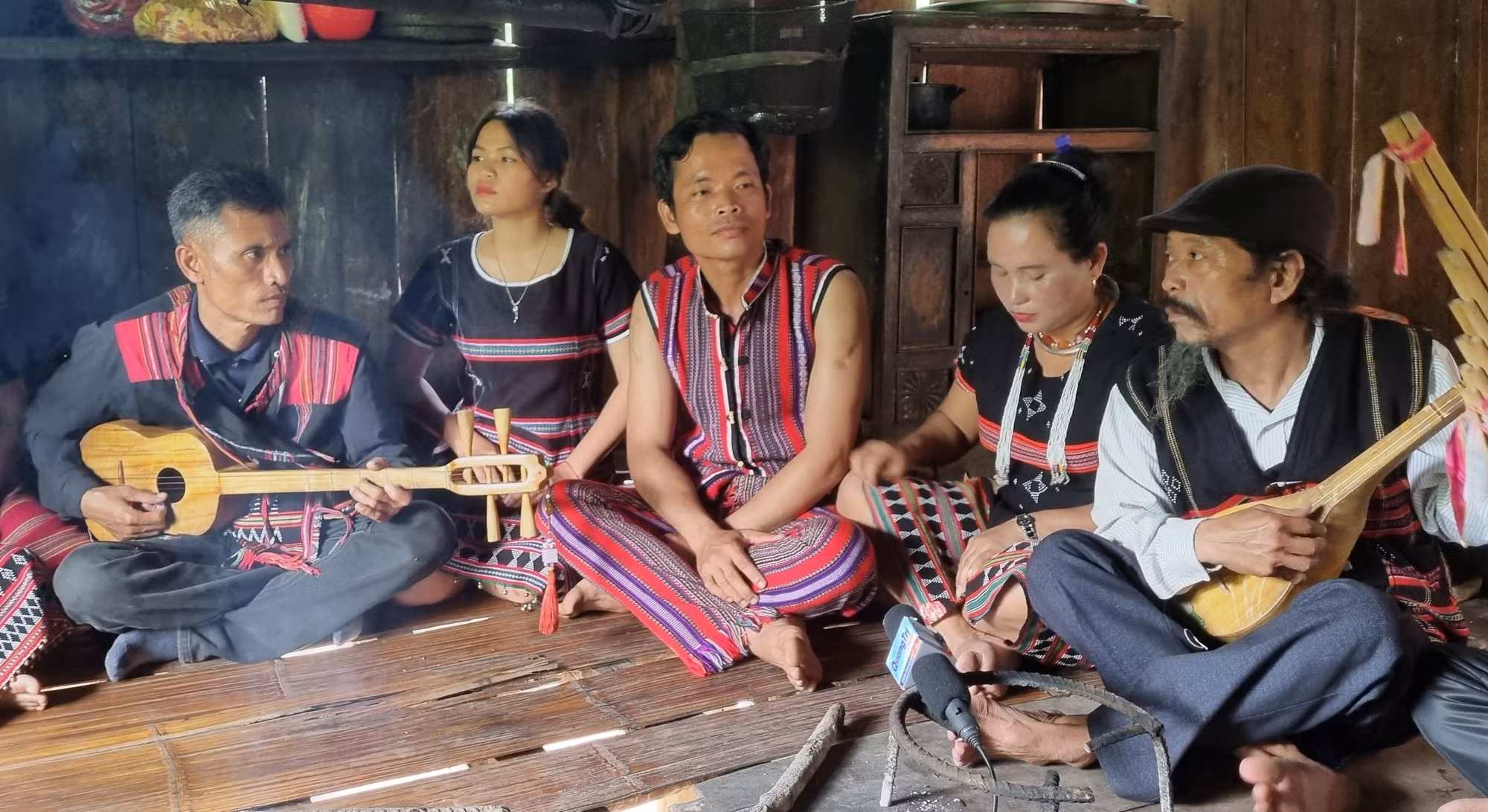 Lời ca, tiếng hát dân ca truyền thống được vang lên từ mái nhà sàn. Ảnh: TTXVN phát