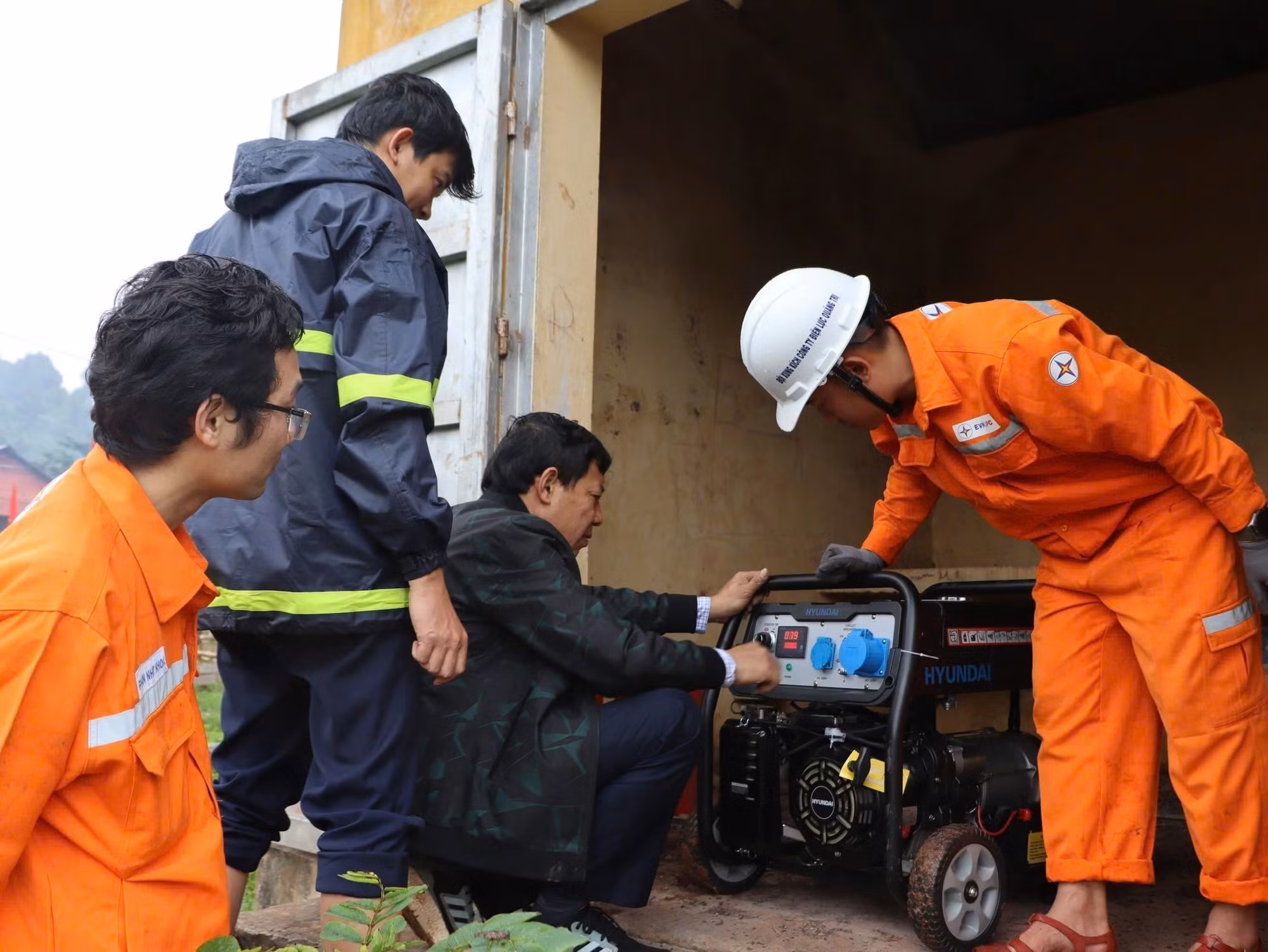 Lắp đặt máy phát 7,5 kVA đang cấp điện cho 37 hộ dân bản PLoang, xã Trường Sơn. Ảnh: TTXVN phát