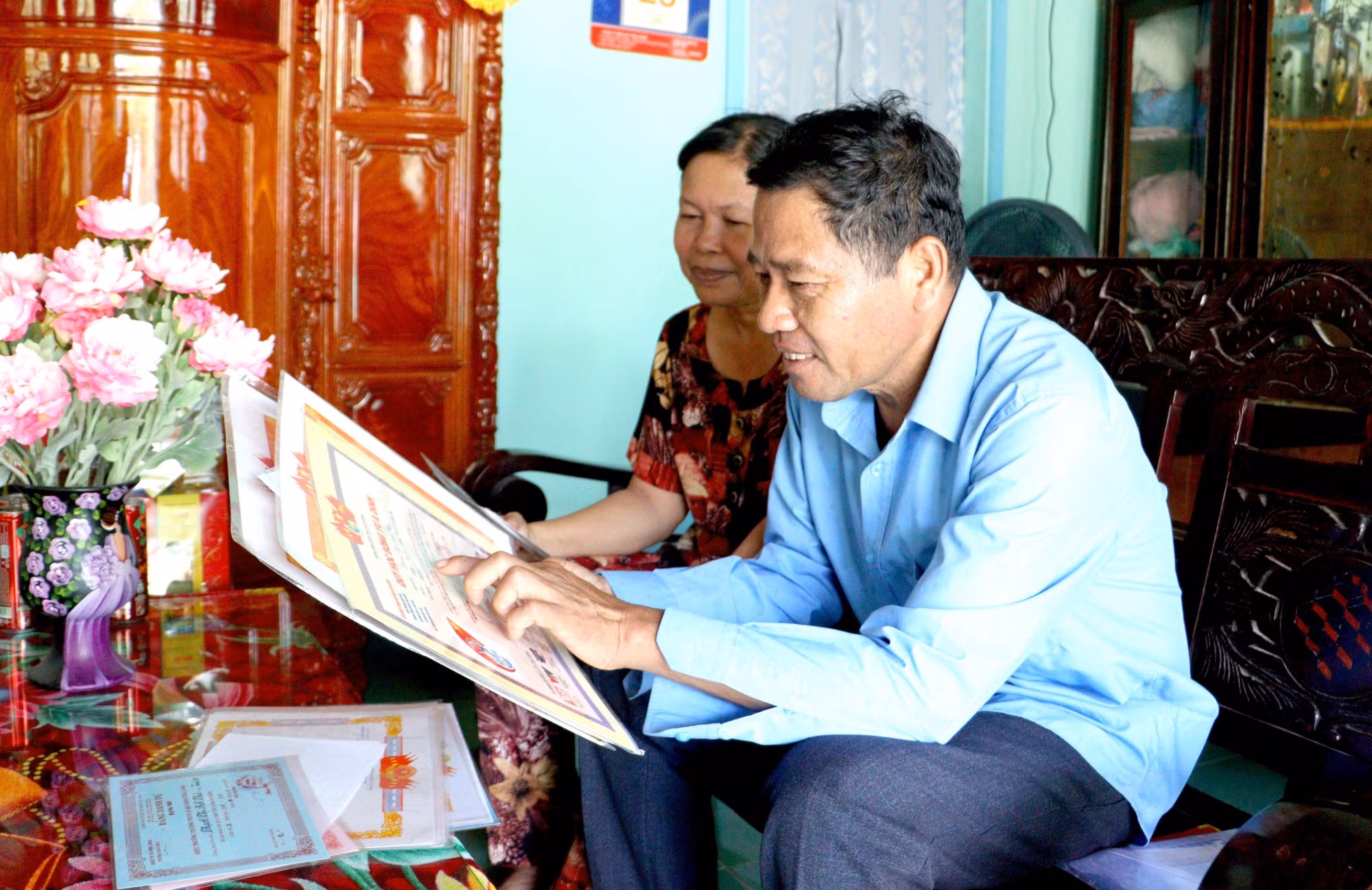 Ông Thạch Luật (xã Loan Mỹ, huyện Tam Bình, tỉnh Vĩnh Long) giới thiệu về những thành tích học tập và công tác của các con.