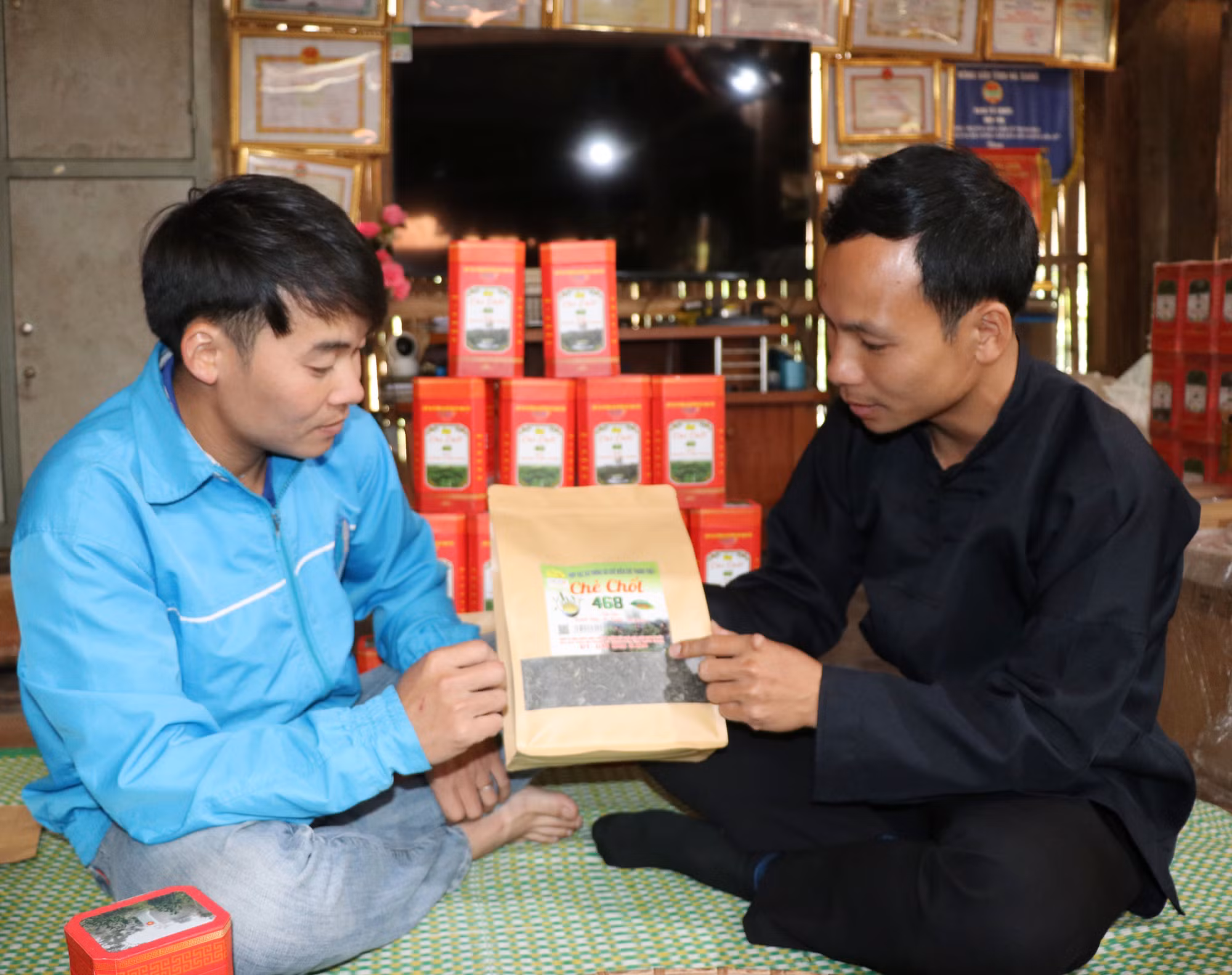 Chàng trai người Tày chia sẻ kinh nghiệm của mình về chè với người dân và đoàn viên thanh niên. Ảnh: Đức Thọ/TTXVN