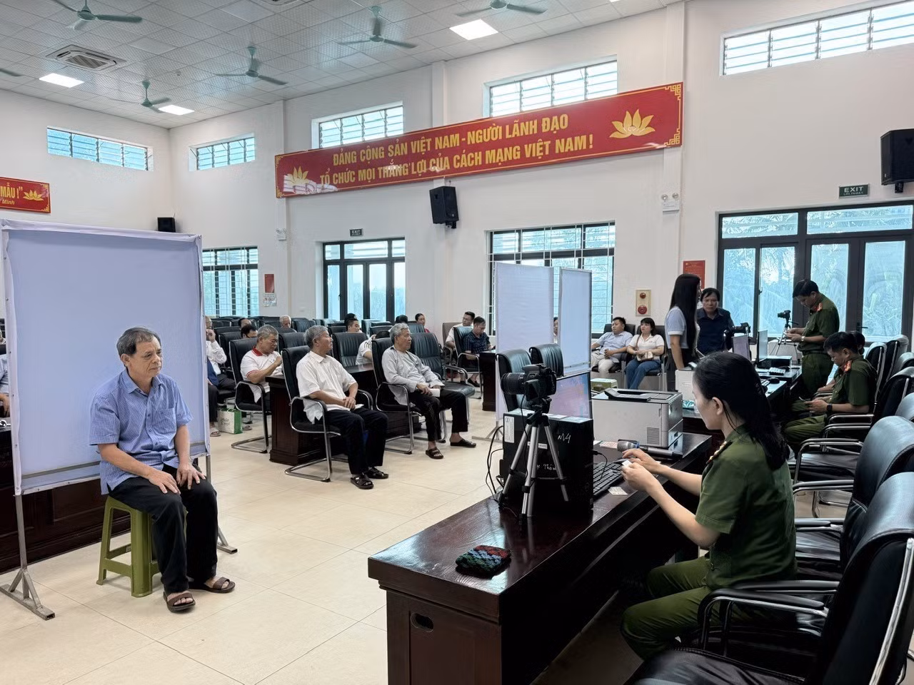 Đảng viên đến Công an phường Hạc Thành (Thanh Hóa) để thực hiện thủ tục đổi thẻ đảng viên.