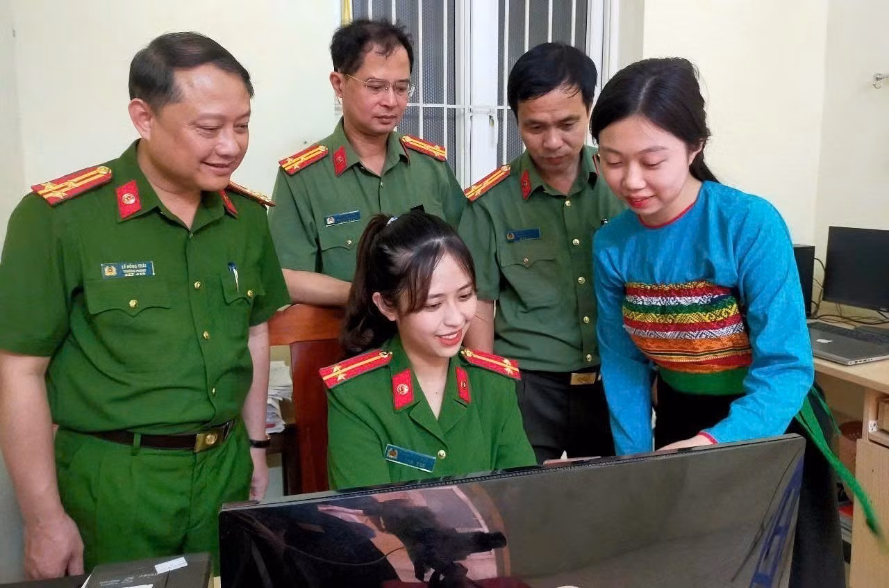 Lực lượng công an xã Hồi Xuân (Thanh Hóa) phối hợp với Ban Đảng của xã tuyên truyền, phổ biến đến tận các chi bộ, Đảng viên, đồng thời rà soát dữ liệu, đối chiếu chặt chẽ giữa thông tin Đảng viên và cơ sở dữ liệu quốc gia về dân cư để đảm bảo độ chính xác tuyệt đối.