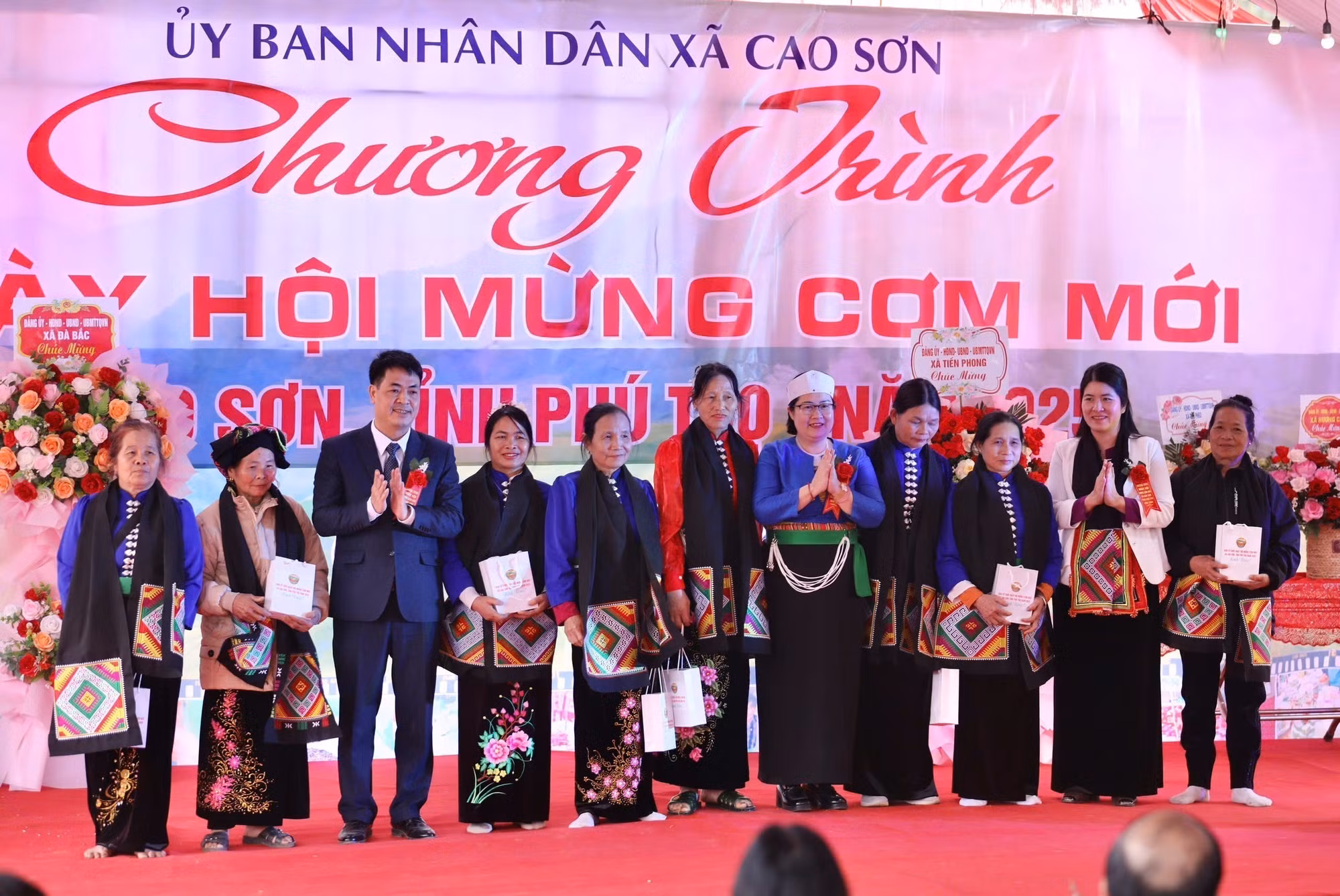 Đại biểu lãnh đạo xã Cao Sơn tặng hoa cho các đại diện xóm.